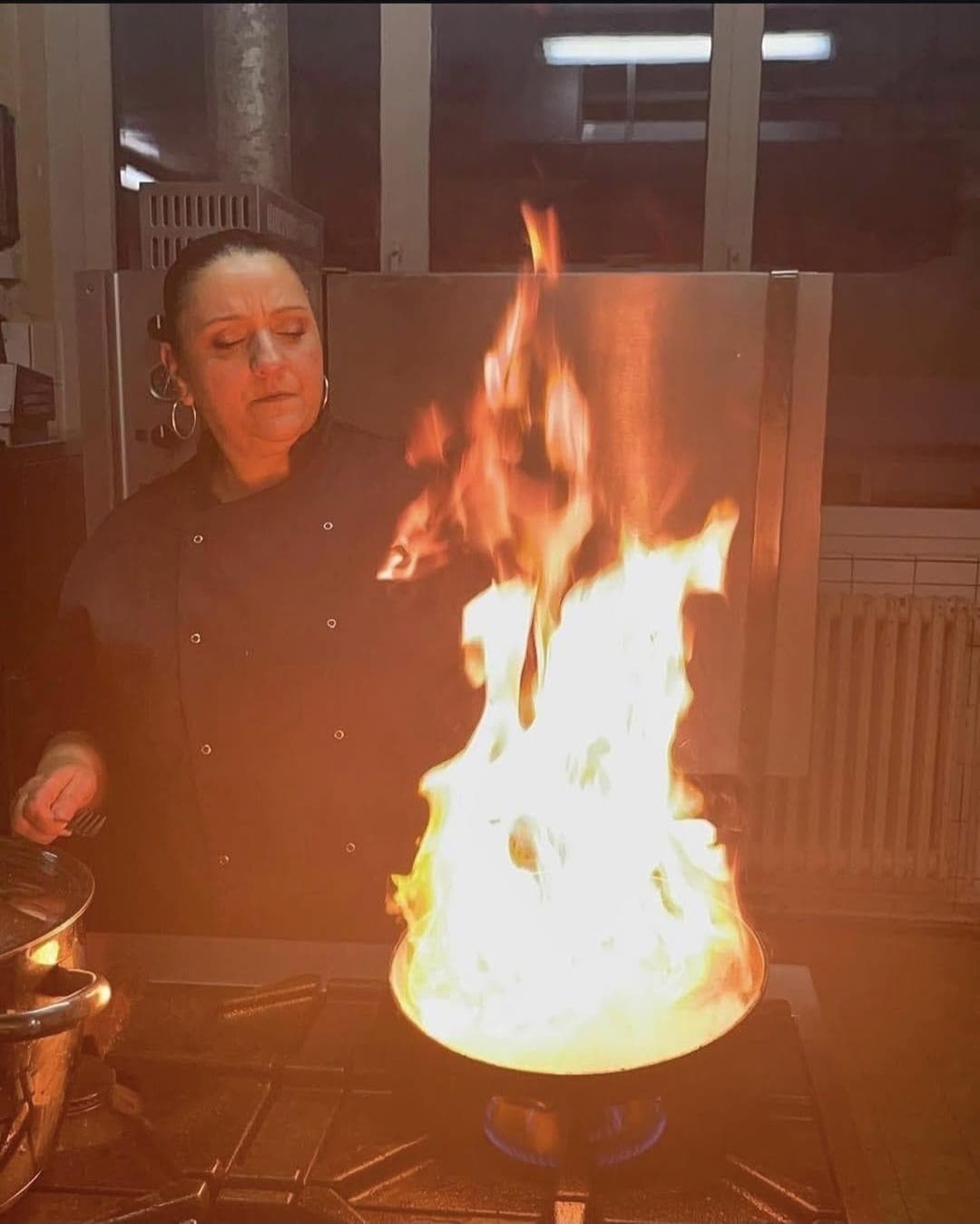 Francesca Murillo-Santos en cuisine, cuisson au flambé
